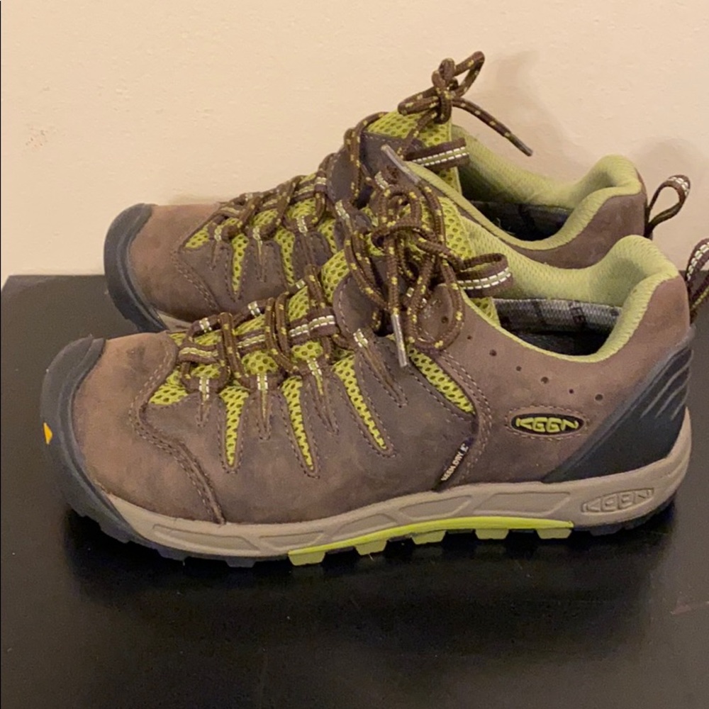 Brand new KEEN SZ 6 hiking